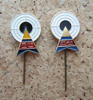 2 ANSTECKNADELN NORDKOREA BOGENSPORTVERBAND (?)