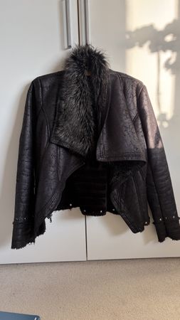Guess Jacke schwarz gefüttert