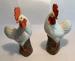 Zwei dekorative Hahnfiguren, weiss mit roten Kämmen, ca. 32