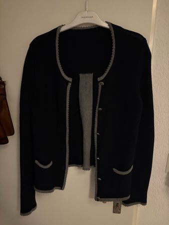 Blaue Strickjacke