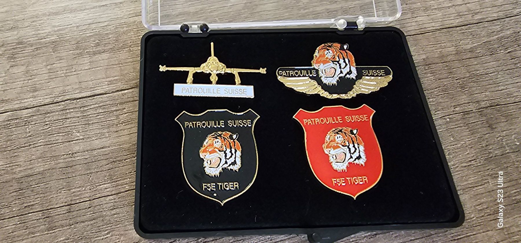 Schweizer Armee Placchette & Badge: Patrouille suisse Set 4Stk. – Usato da Wädenswil venduto da allesmussraus01