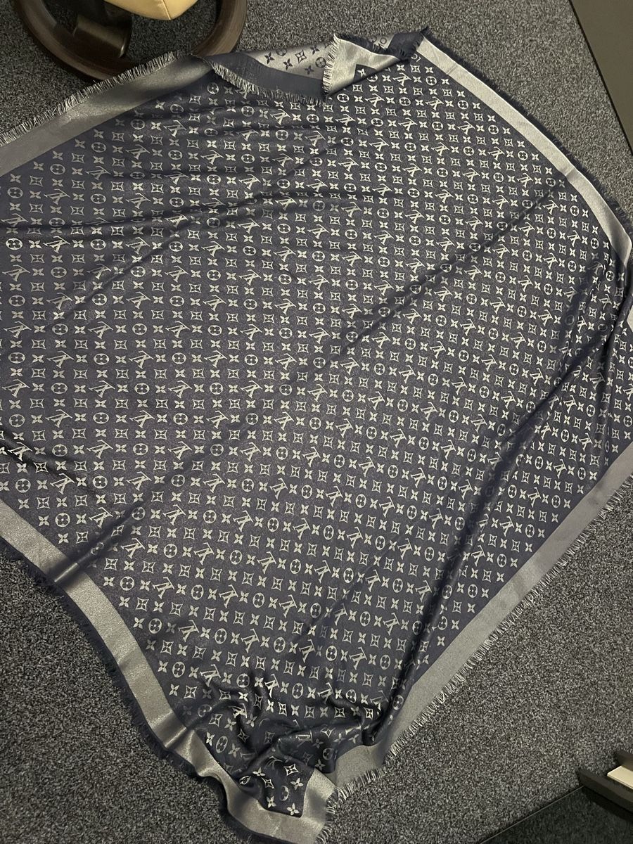 Louis Vuitton Foulard & Sciarpe: Louis Vuitton Shawl – Usato da Baar venduto da kri_m7t2 1