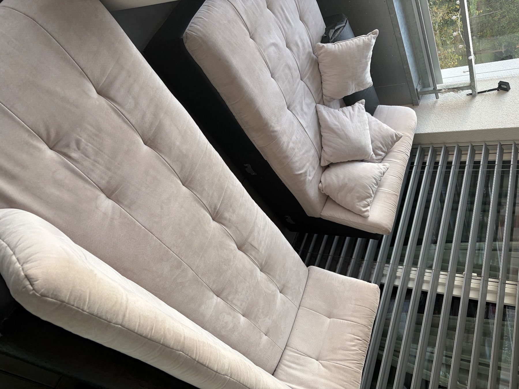 Conforama Divani: Beiges Sofa mit schwarzem Ledergestell, gebraucht. – Usato da Seuzach venduto da Saui88