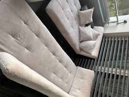 Beiges Sofa mit schwarzem Ledergestell, gebraucht.