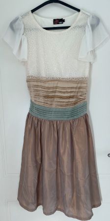 Besonderes Kleid mit diversen Farben, S