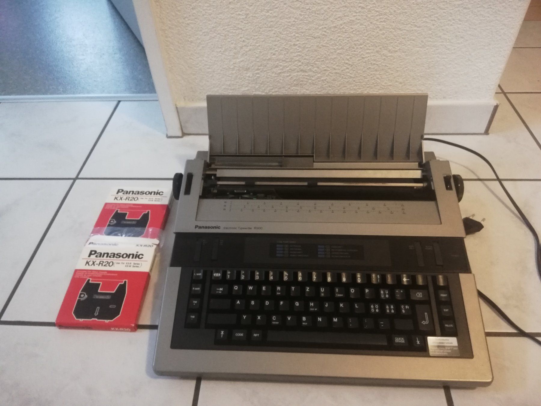 Macchine da scrivere: Elektrische Schreibmaschine Panasonic – Usato da Schwyz venduto da cla_8w6t 1