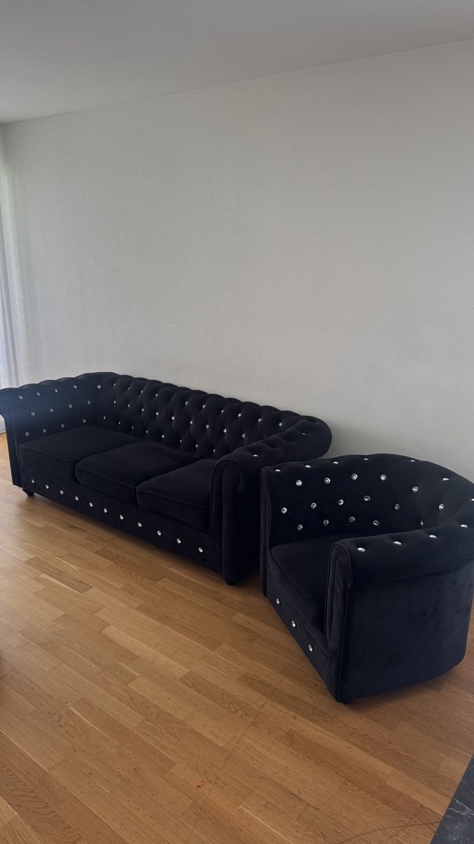 Chesterfield Sofas: Schwarzes Chesterfield Sofa 3 + 1 – Gebraucht aus Neuendorf von B.Bolliger