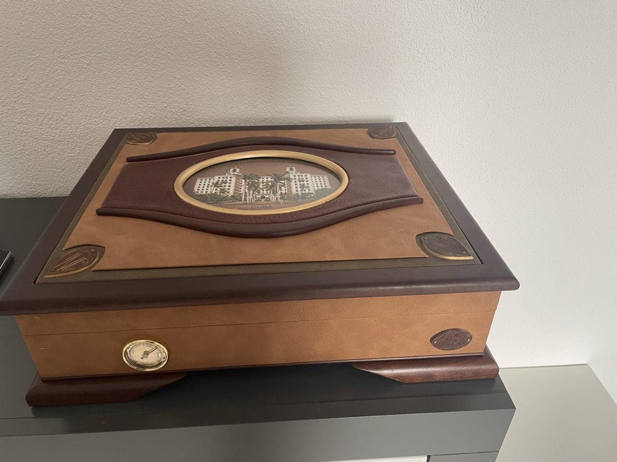 Humidore: Limitierter Humidor Handarbeit  – Gebraucht aus Rüti ZH von kar_xx9l