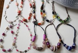 Lot de 10 colliers fantaisie design moderne en couleurs