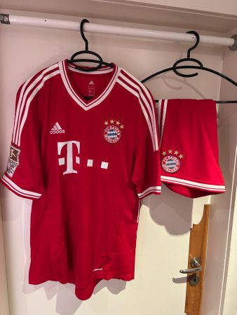 Adidas FC Bayern München Trikot 2013/14 #8 Martinez mit Hose