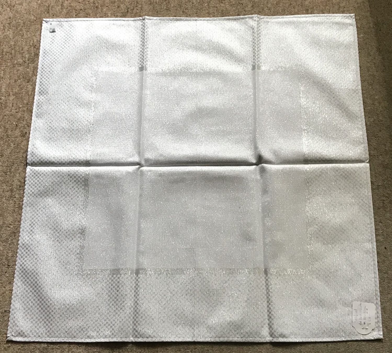 Sonstige Tischwäsche: TISCHTUCH 80X80CM NEU SILBER GLÄNZEND – Neu (gemäss Beschreibung) aus Ostermundigen von Wyatt-Earp
