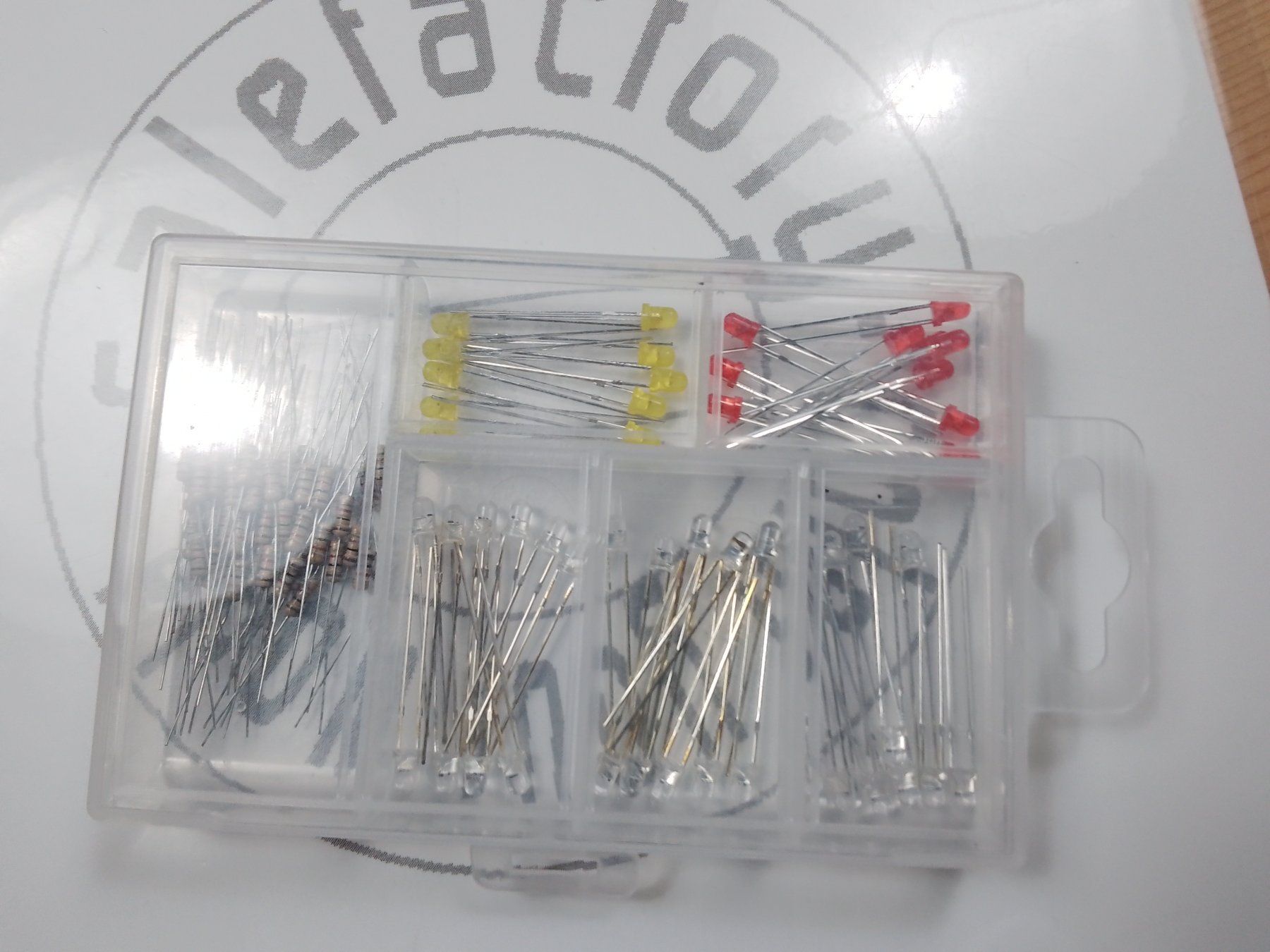 Componenti elettronici: LED-Sortiment Effektbox2, 100 Teile in praktischer Box – Nuovo (secondo la descrizione) da Luzern venduto da Salefactory 1