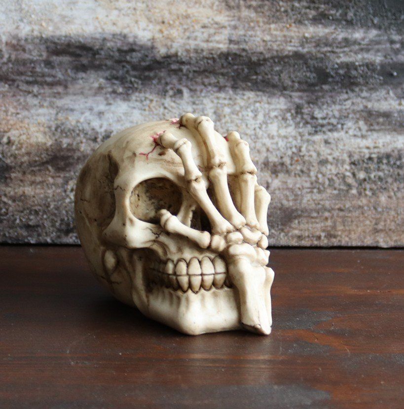 Figuren: Totenkopf mit Klauenhand – Neu und originalverpackt aus Menziken von mrpaedu