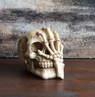 Totenkopf mit Klauenhand