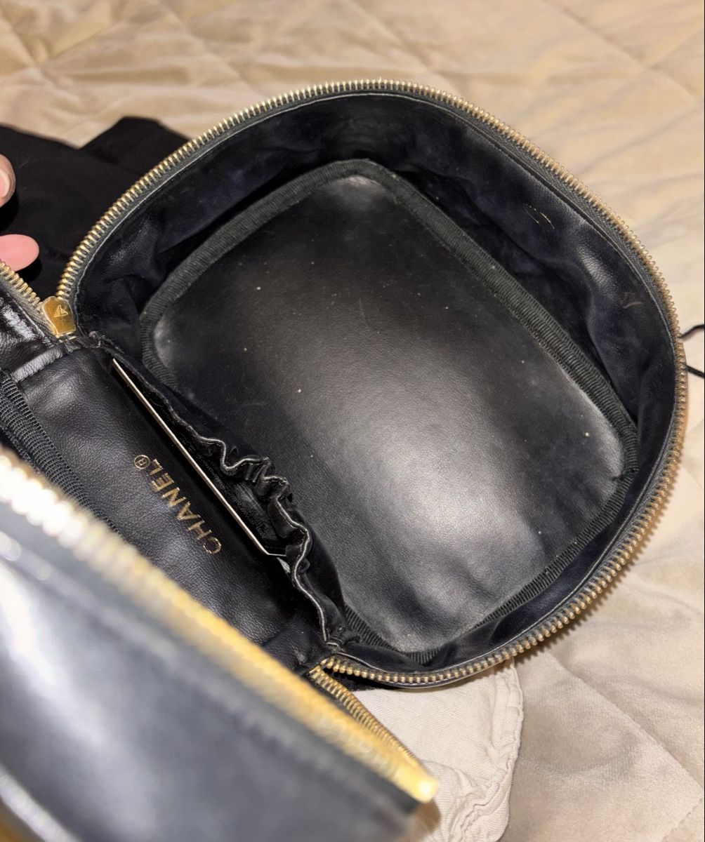 Chanel Custodie per cosmetici: Chanel Vanity Necessaire Leder, schwarz – Usato da St. Gallen venduto da heartbug 6