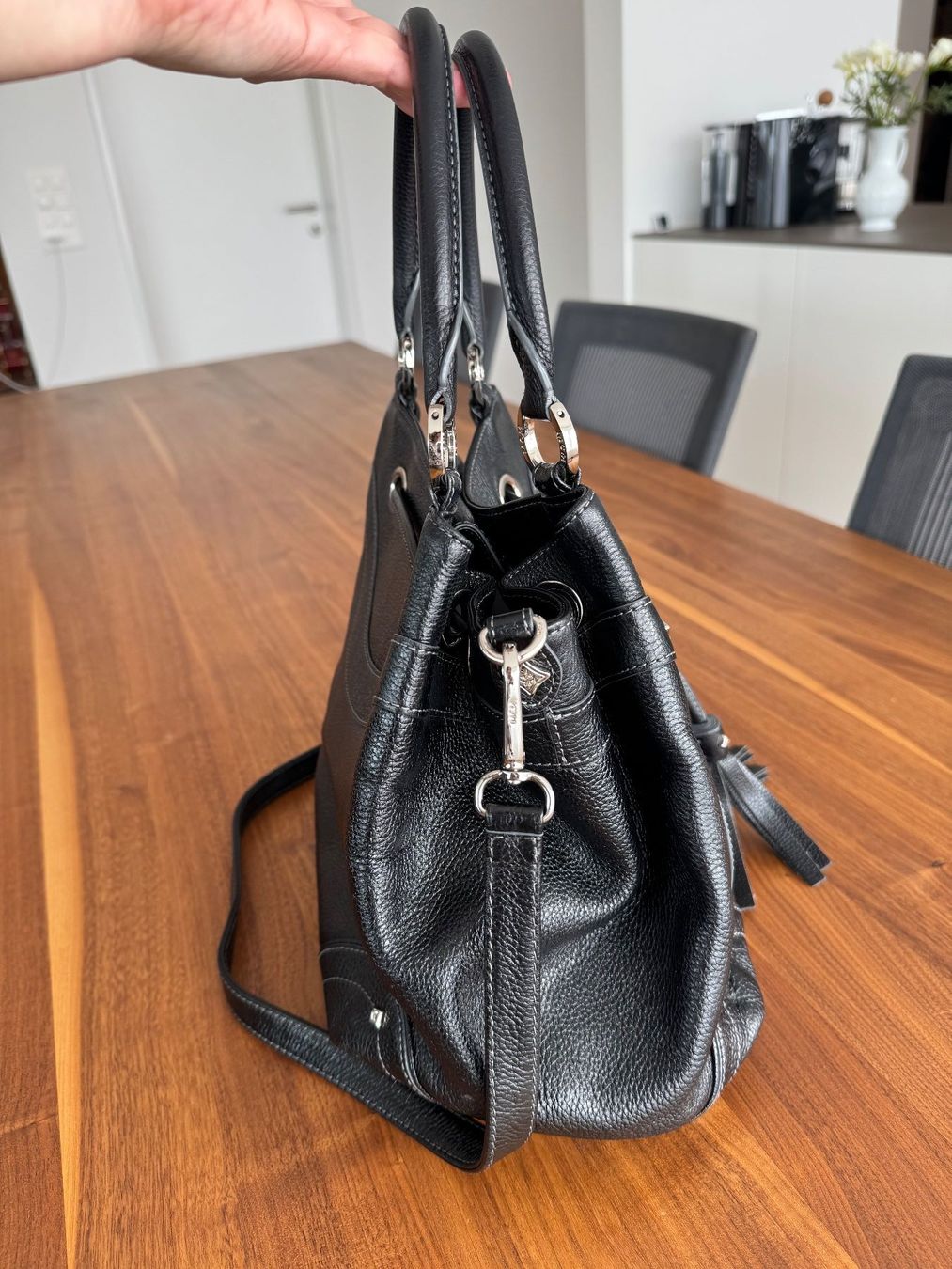 Mcm Borse da donna: MCM Beuteltasche Schwarz mit Schulterriemen – Usato da Cham venduto da Maya.B. 2