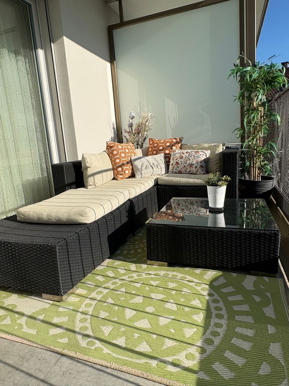 Divani: Rattan Lounge inkl. Tisch mit Glas und Kissen – Usato da Rorschach venduto da fer_qs9z