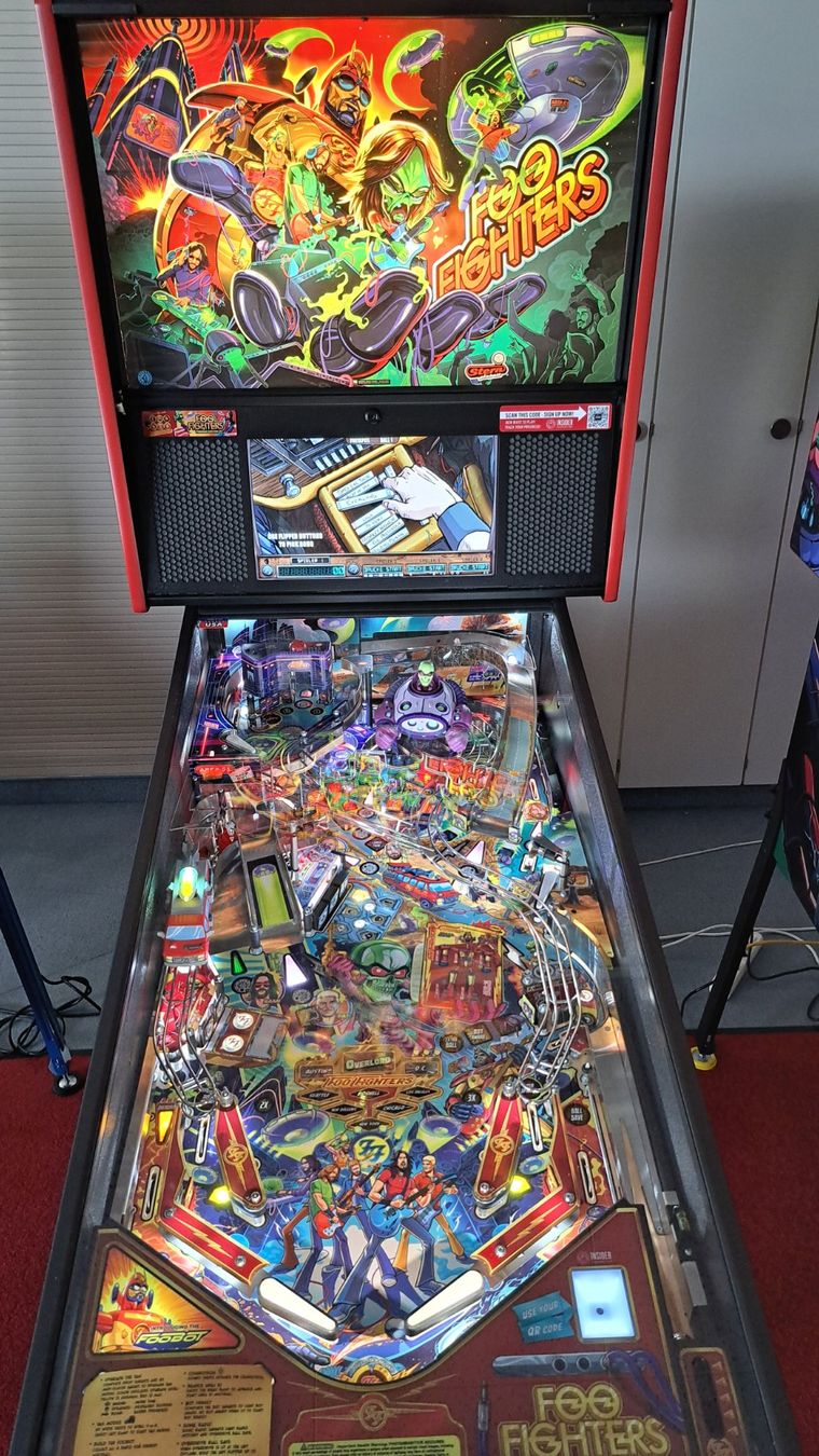 Stern Pinball Flipperkästen: Flipperkasten Foo Fighters Premium – Gebraucht aus Wil von meinflipper