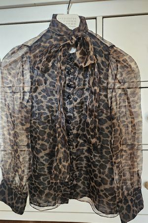 Chiffon-Bluse mit Leo-Print und Schleife von zara