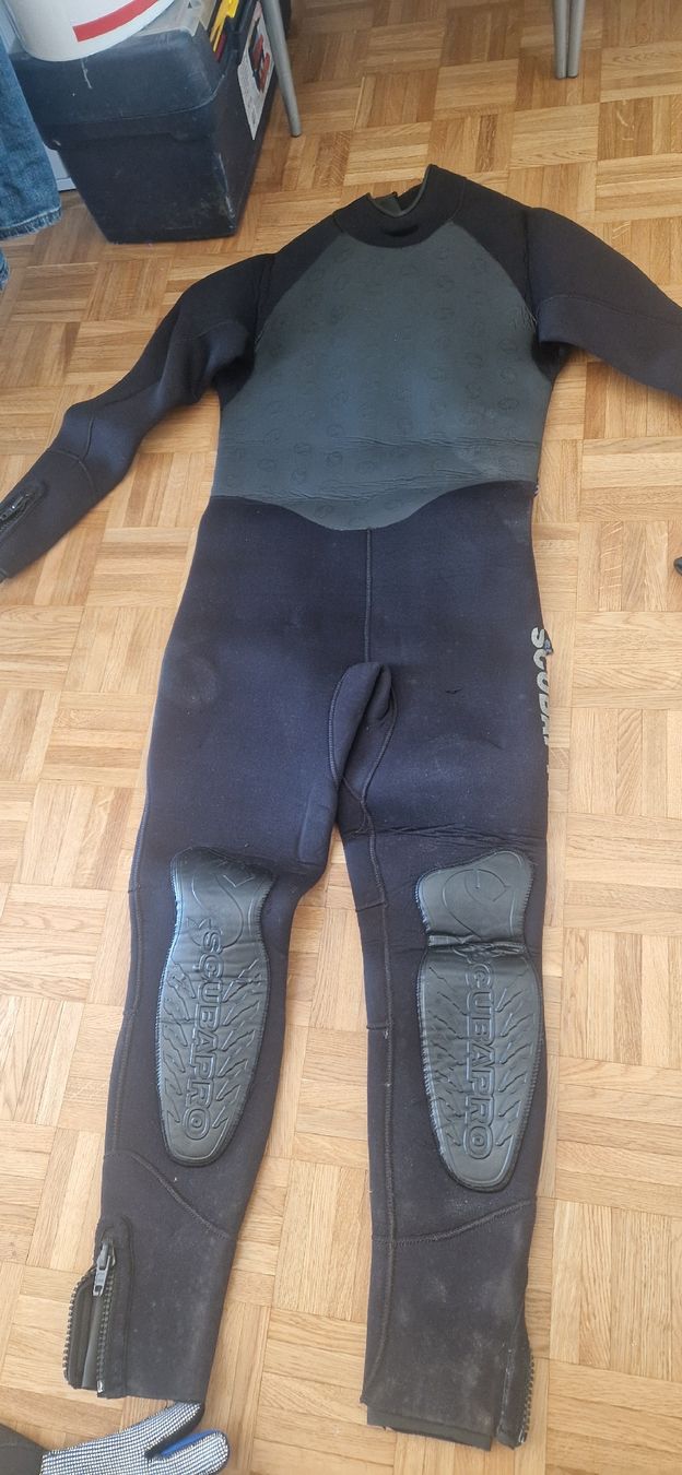 Lotti di vestiti: Full Diving Equipment Set - Wetsuits & Accessories! – Usato da Prilly venduto da kea_2jq5 5