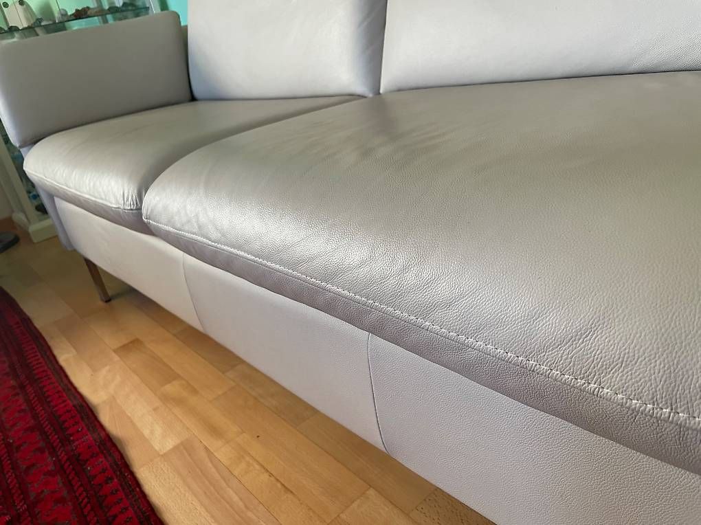 Divani: In Graubünden! 2 moderne Ledersofas hellgrau !  – Usato da Zürich venduto da Azrun77 1