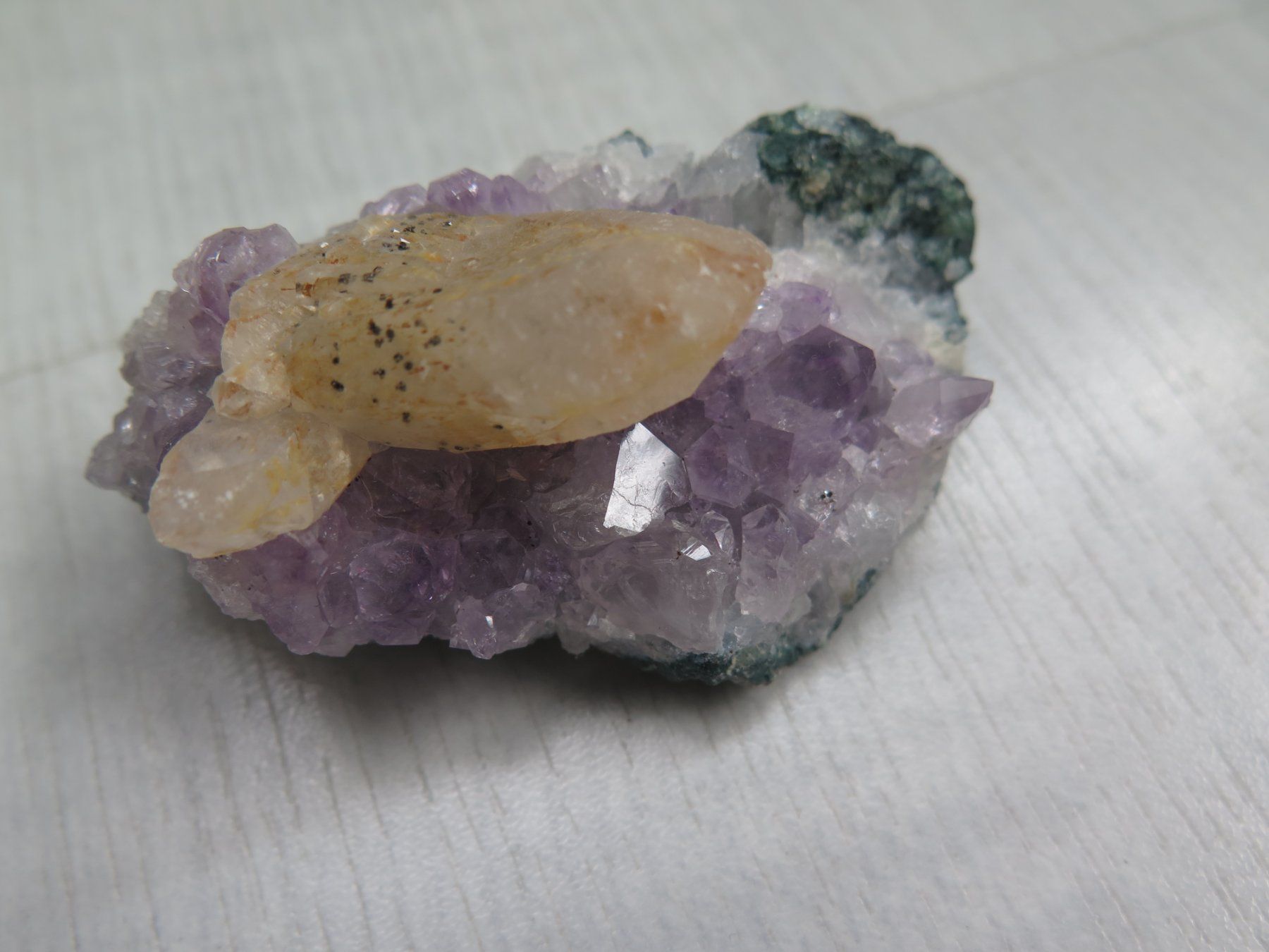 Minerali & Pietre curative: Amethyst mit Calcit – Usato da Schaffhausen venduto da Yamakana51L8736OQ8