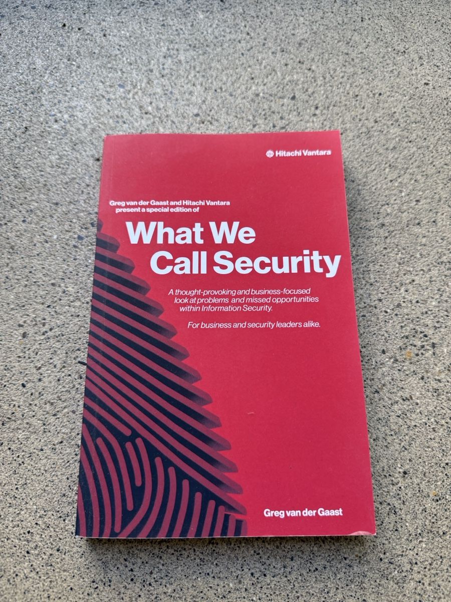 Libri: Eine erfrischende Perspektive : What We Call Security – Nuovo (secondo la descrizione) da Basel venduto da ZBSL