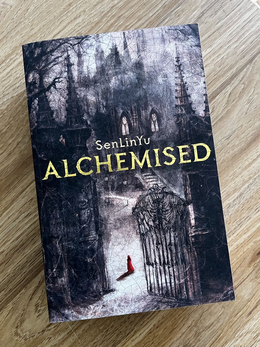 Libri: Paperback. Alchemised by SenLinYu. English. – Nuovo (secondo la descrizione) da Interlaken venduto da Sammy_6wpq