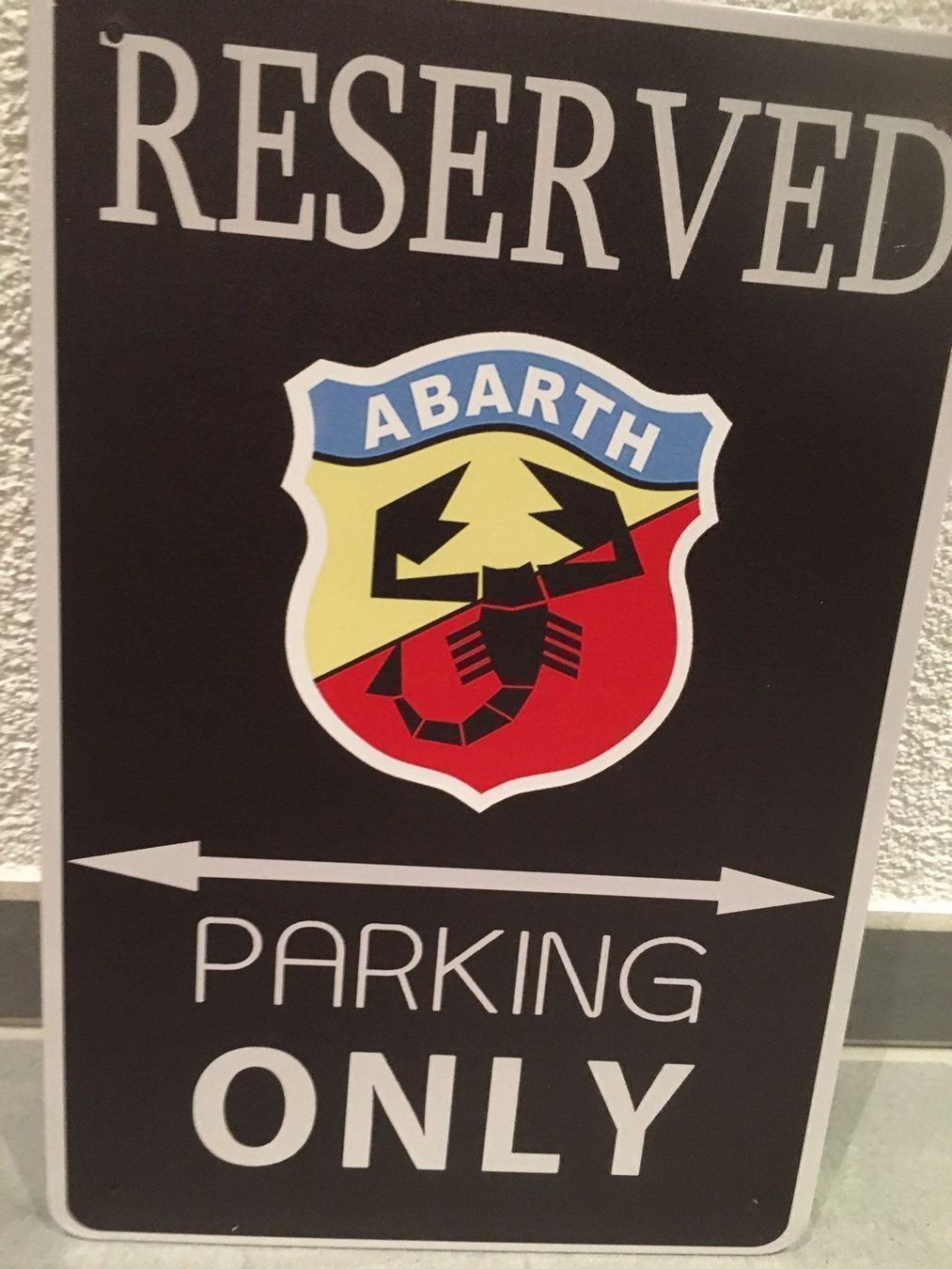 Insegne: ABARTH PARKING ONLY! TOP ANGEBOT NEU – Nuovo e nell'imballaggio originale da Seon venduto da Aaargauer01