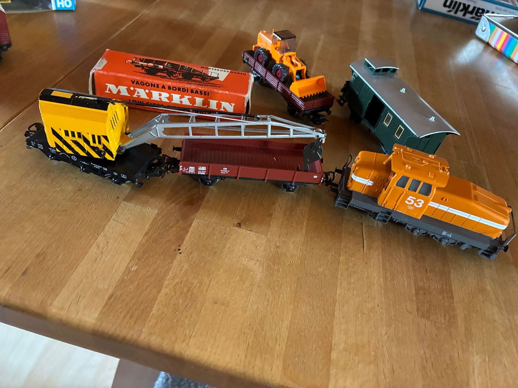 Märklin Modelleisenbahnen: Märklin 2 Loks mit Güterwagen – Gebraucht aus Reigoldswil von Frog40 5