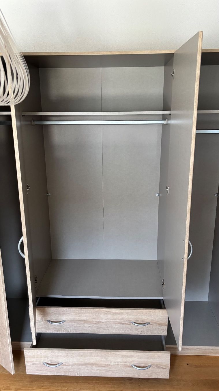 Conforama Armadi: Kleiderschrank Eicheoptik hell mit Spiegeln 4 Türen – Usato da Worb venduto da jon_8wpq 7
