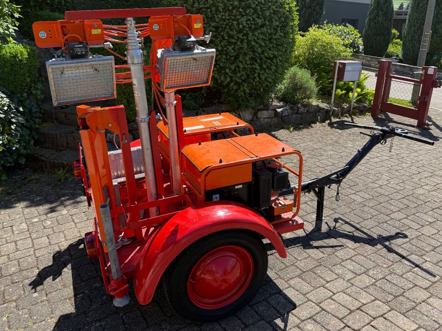 Generatori di corrente: Notstrom Generator Anhänger Scheinwerfer Beleuchtungsmast – Usato da Büsserach venduto da Schildi1989 1