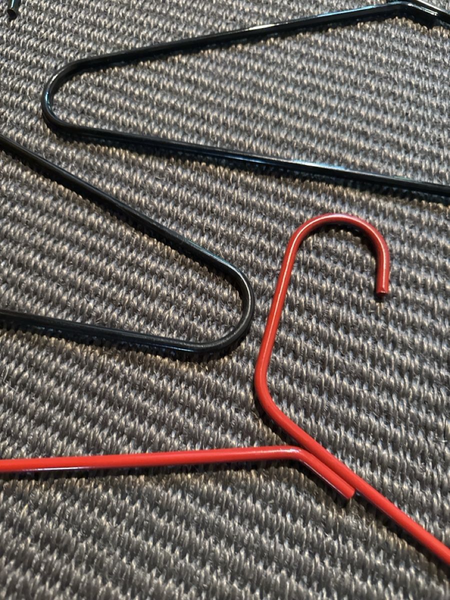 Appendiabiti: 8 Designer Kleiderbügel Metall – Usato da Cham venduto da matap1 1