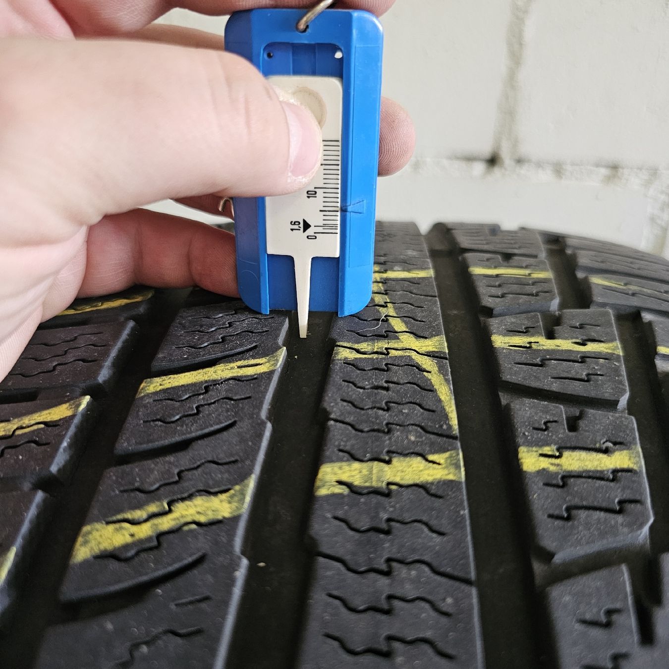 Pneumatici & Ruote complete: 2 Winterreifen 235/35R19 – Usato da Luzern venduto da CyrillUe 4