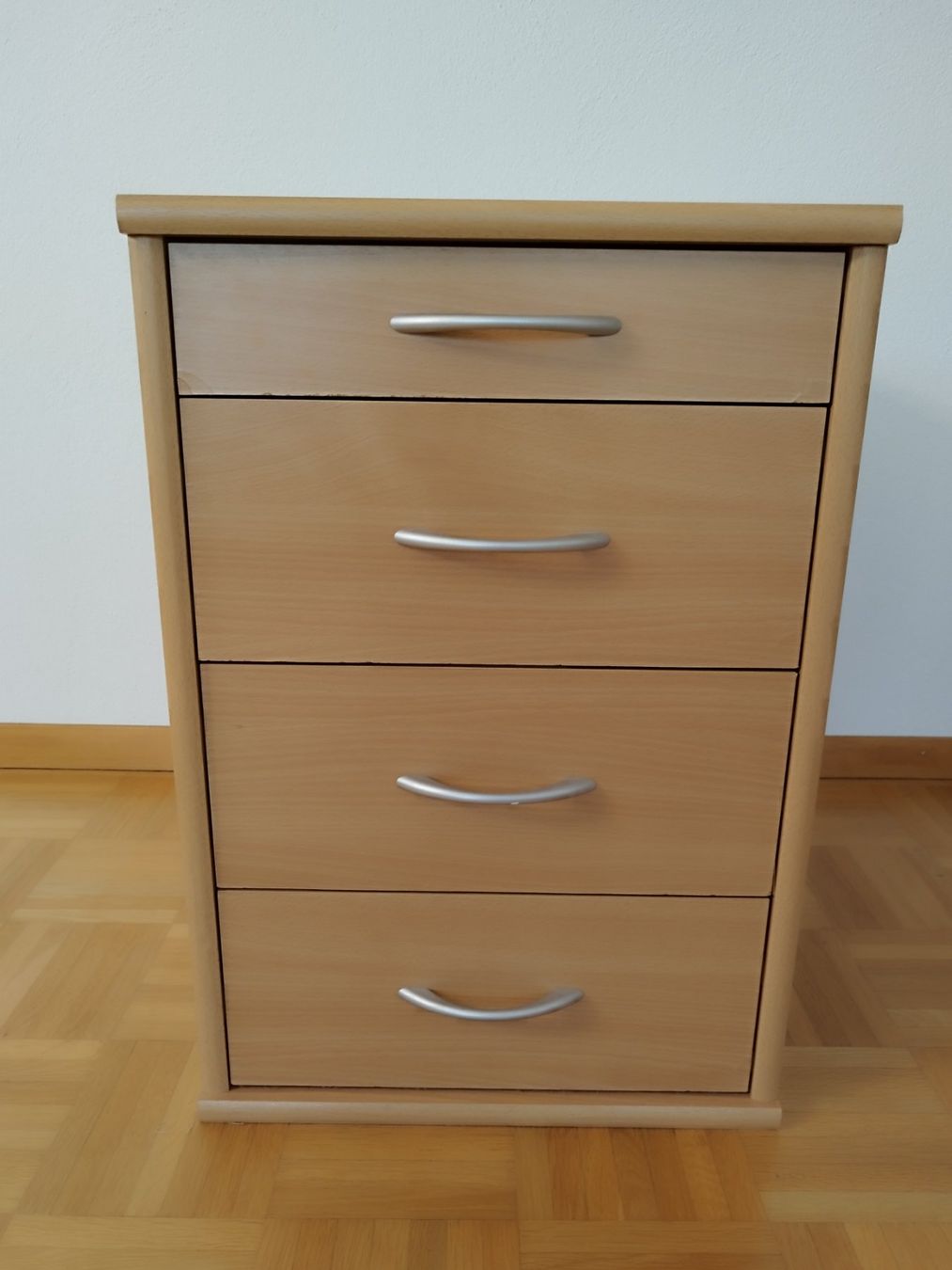 Cassettiere: Hellbraune Kommode aus Holz, 4 Schubladen (Eichenoptik) – Usato da Uster venduto da Caicedo89