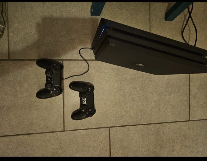 Sony Console: Console de jeu PlayStation 4 Pro + 2 manettes + cable alim – Usato da Veytaux venduto da HelvetiePixel 1