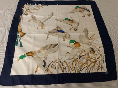 Foulard en soie Gucci motif canards
