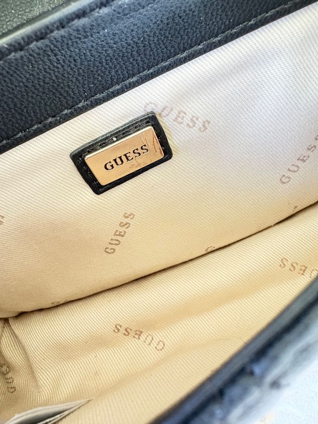 Guess Borse da donna: Guess Gürteltasche Schwarz gesteppt mit Silberkette – Usato da Zürich venduto da jen_2b9j 4