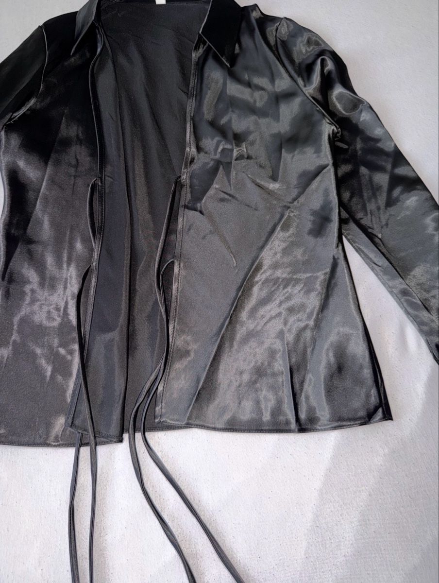 Chemisiers: Schwarze Satin Bluse – Neuf (Voir description) à Oftringen par soraia.i 2
