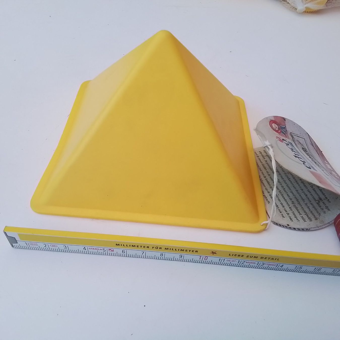 Spielzeuge: Sandkasten Spielzeug Pyramide Form – Neu (gemäss Beschreibung) aus Oberurnen von Zueger_Modellbahnen