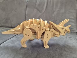 Beweglicher Holz-Triceratops mit Sound & Sensor