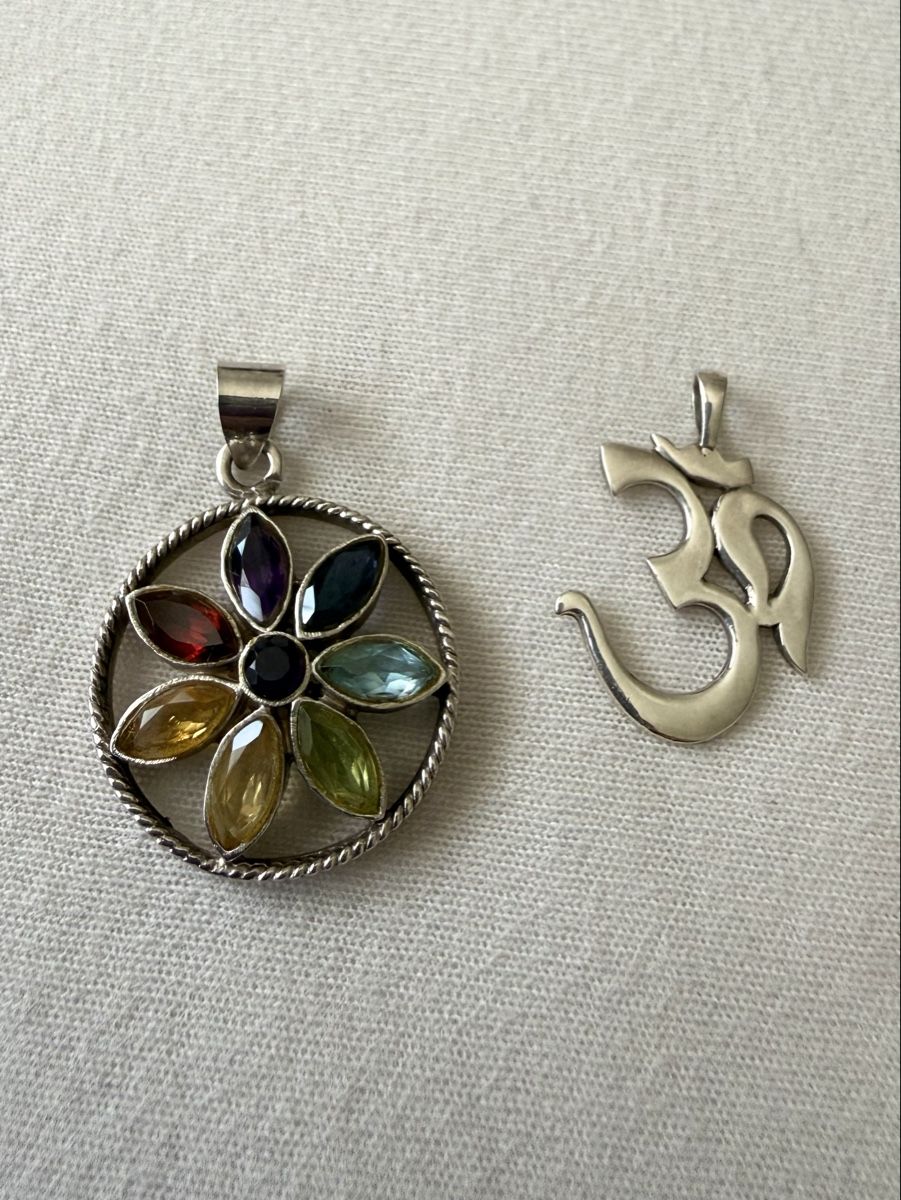 Ciondoli: 2 Silber-Anhänger, OM und Mandala-Chakra – Usato da Strengelbach venduto da Chiavara