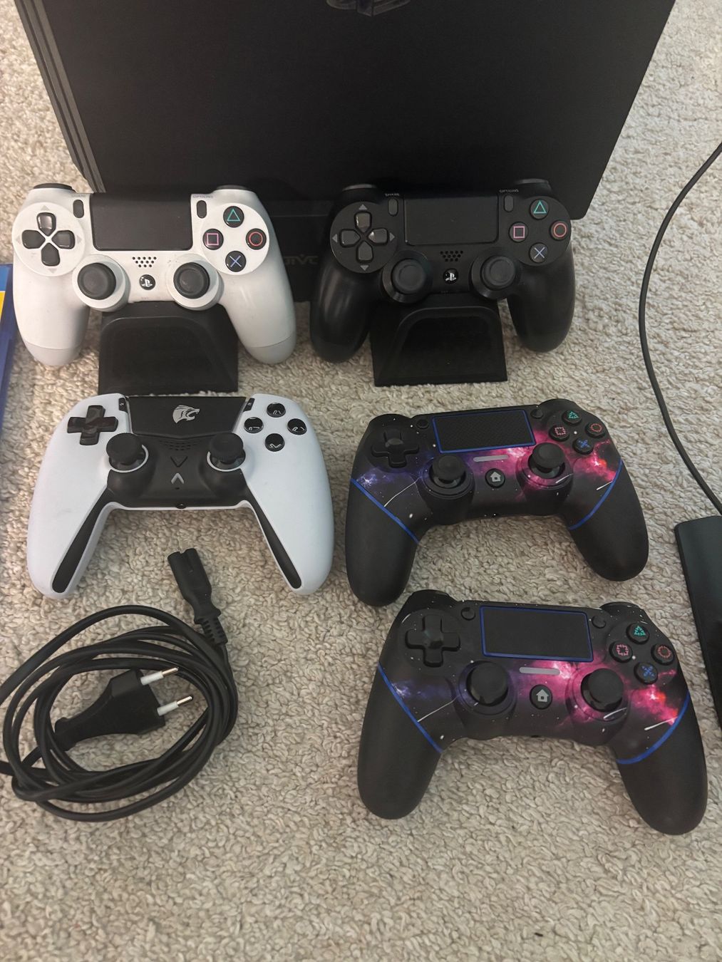 Giochi: PlayStation 4 Pro Bundle mit 5 Controller und 2 Games! – Usato da Jona venduto da FashionQueen2306 1