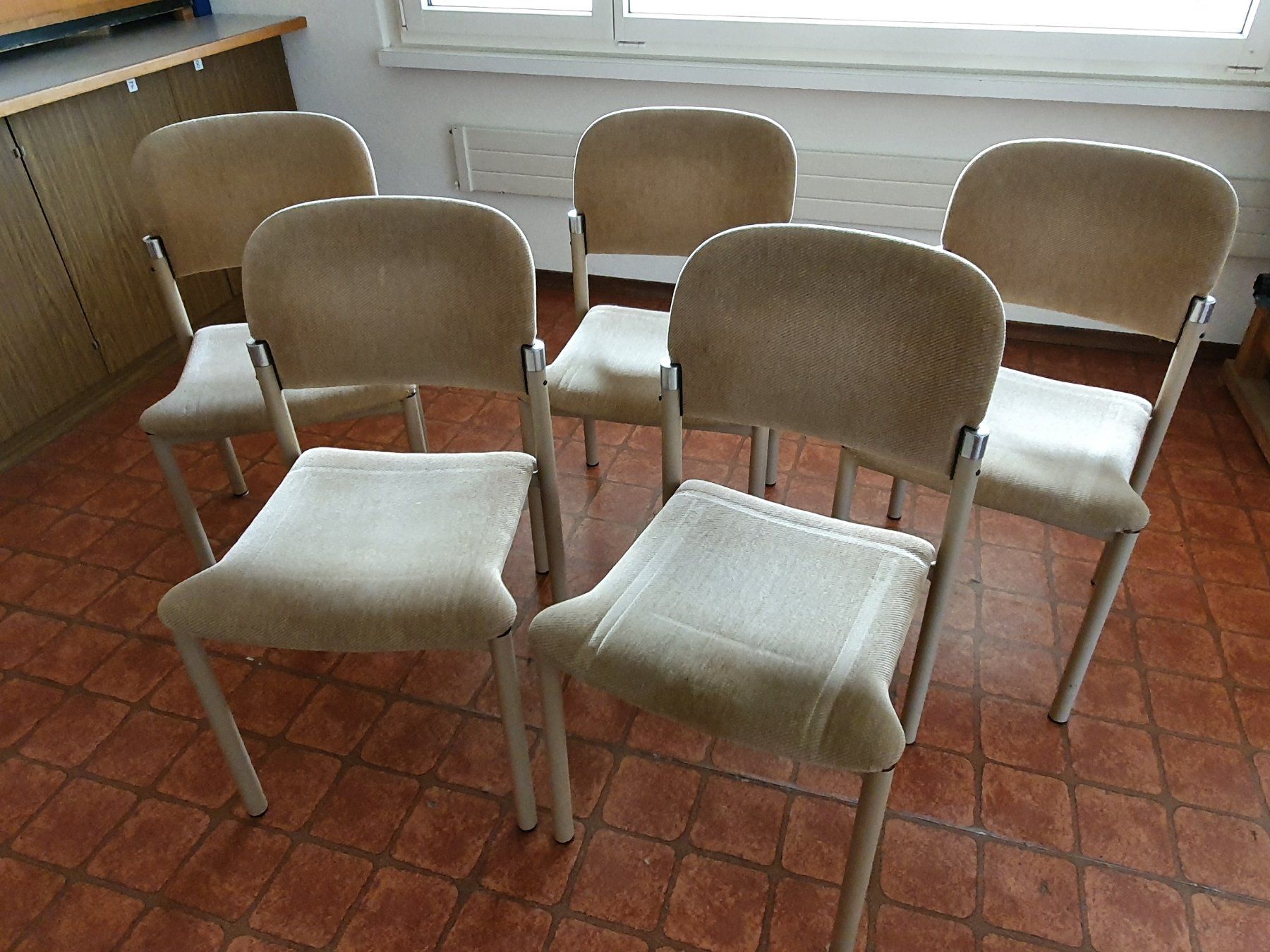 Sedie: 5 Stühle gepolstert und stapelbar – Usato da Steinhausen venduto da joseph-sen