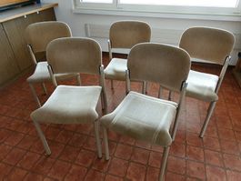5 Stühle gepolstert und stapelbar