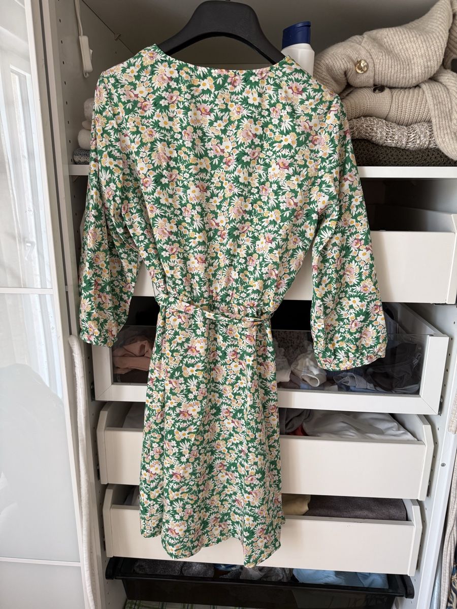 Vila Robes: Robe VILA fleurie verte, taille 36 – D'occasion à Yvonand par tan_lgx9 1