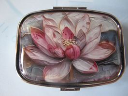 Suesse Pillendose mit Lotusblume, neu Metall