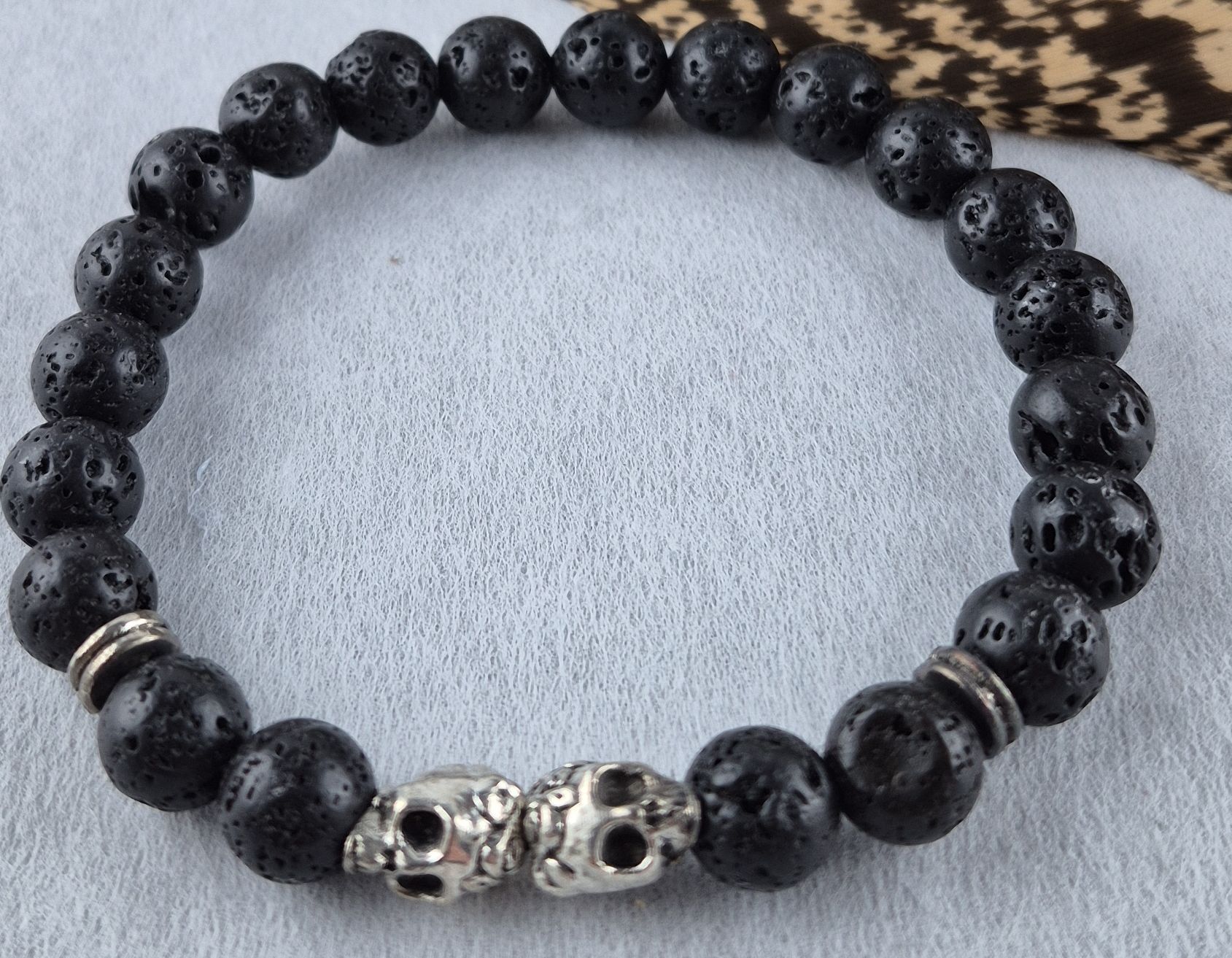 Bracciali & Braccialetti: Lavastein Armband mit Totenkopf – Nuovo e nell'imballaggio originale da Wädenswil venduto da Orso31
