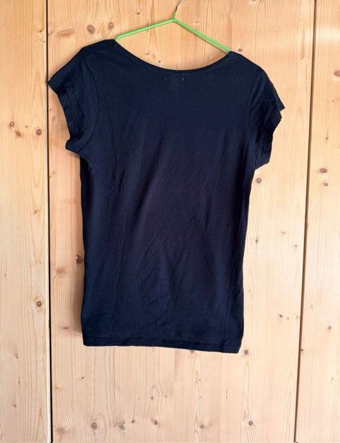 Guess T-Shirts: Guess T-Shirt Damen L – Gebraucht aus Lömmenschwil von classico01 1