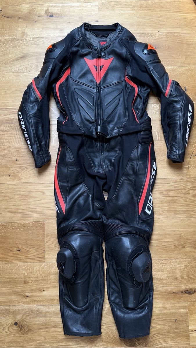 Dainese Completi: Dainese Lederkombi Herren, Grösse 58 – Usato da Kirchdorf AG venduto da Lino.wieduwilt